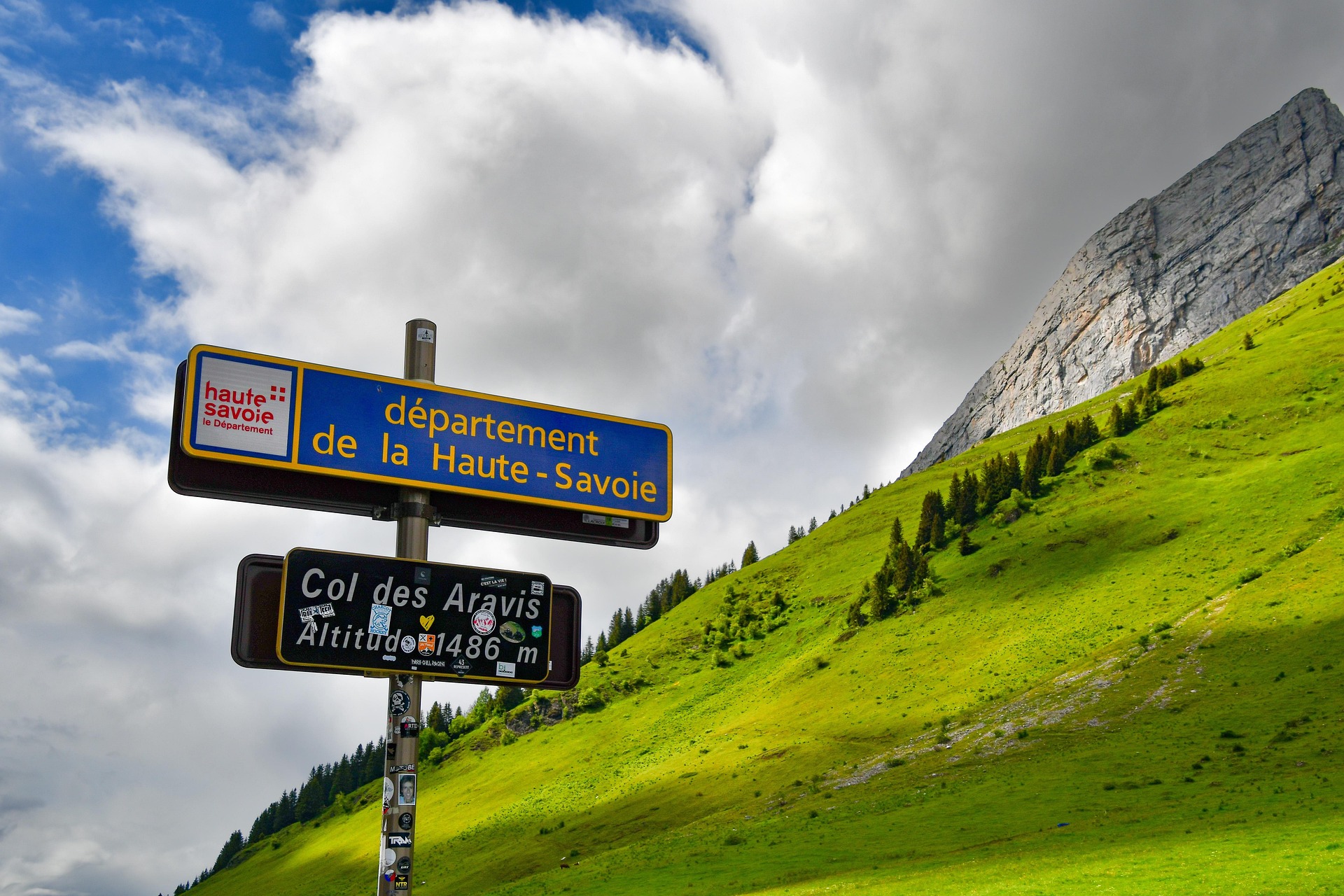 Le lac des Confins dans les Aravis