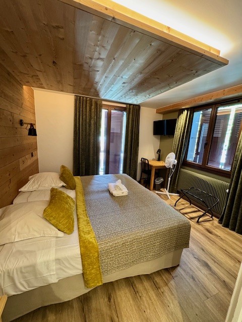 Une chambre élégante de l'hôtel