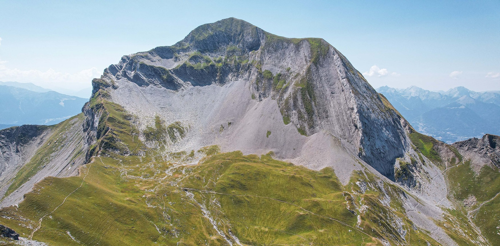 Le lac du Charvin au pied du mont Charvin