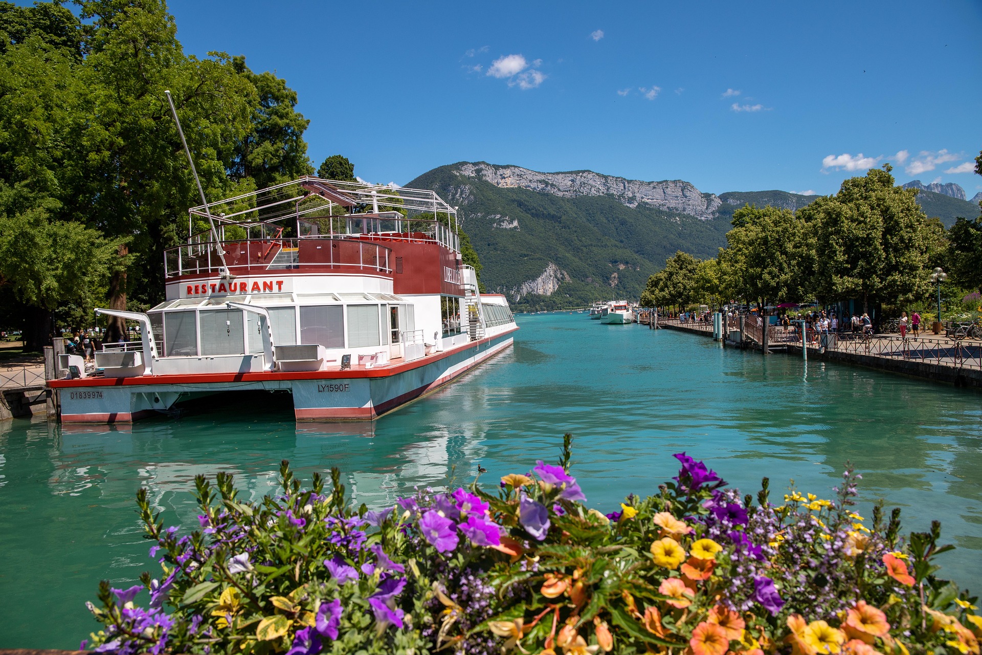 Bateau de croisière sur le lac d'Annecy