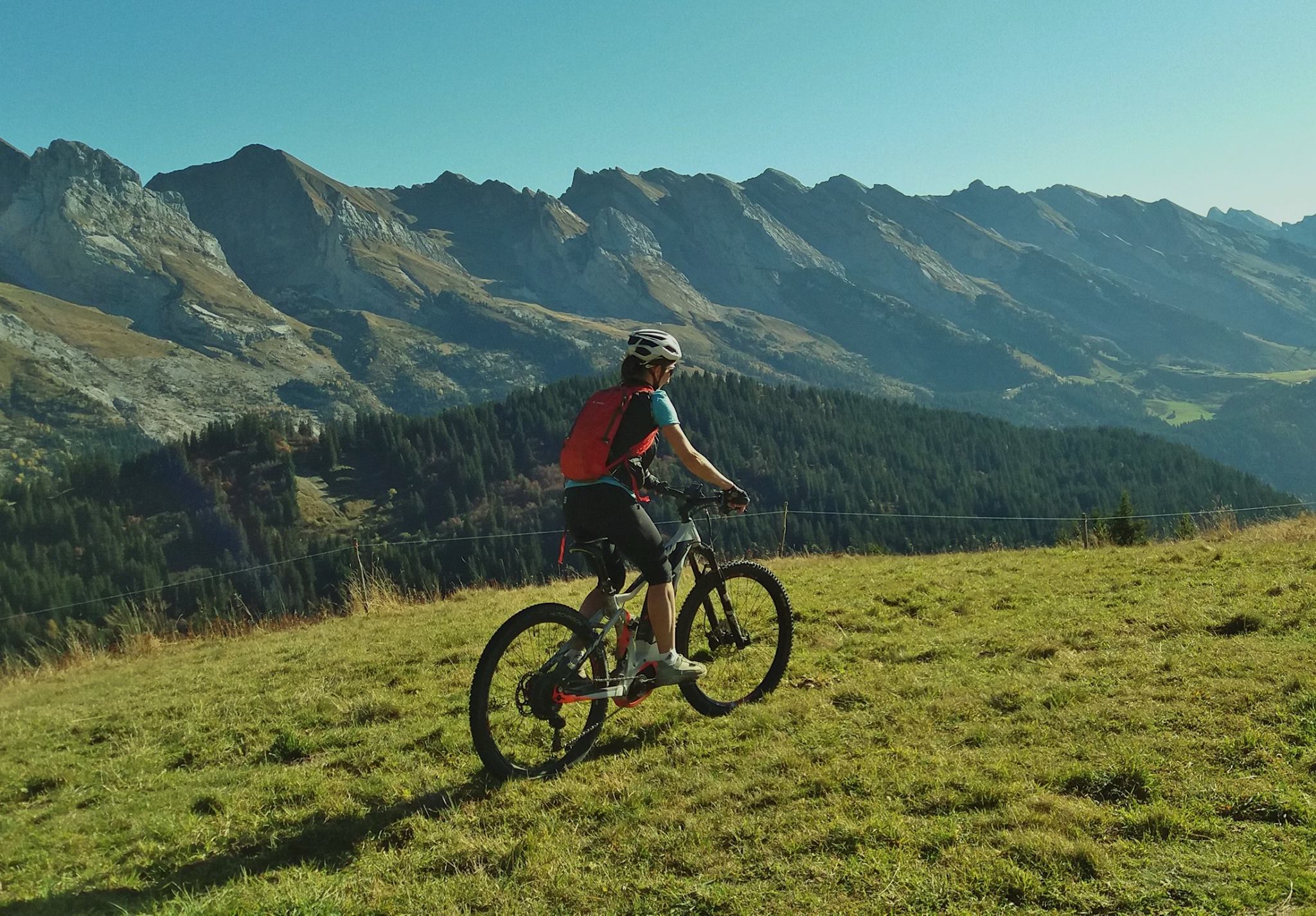 Personnes faisant du VTT électrique en montagne