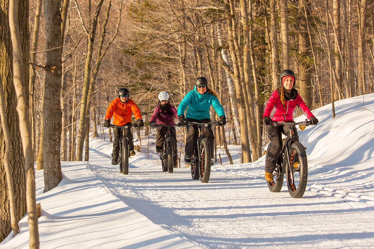 Personne faisant du fat bike sur la neige