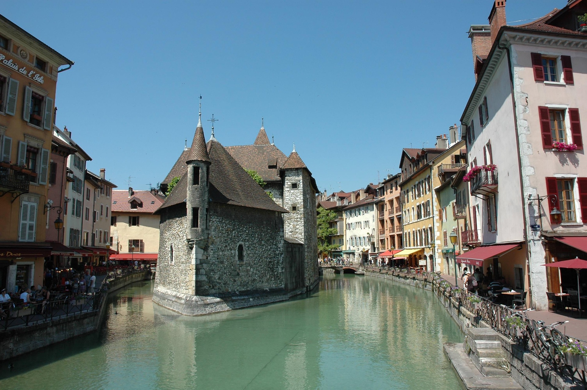 Le Palais de l'Île sur le canal du Thiou
