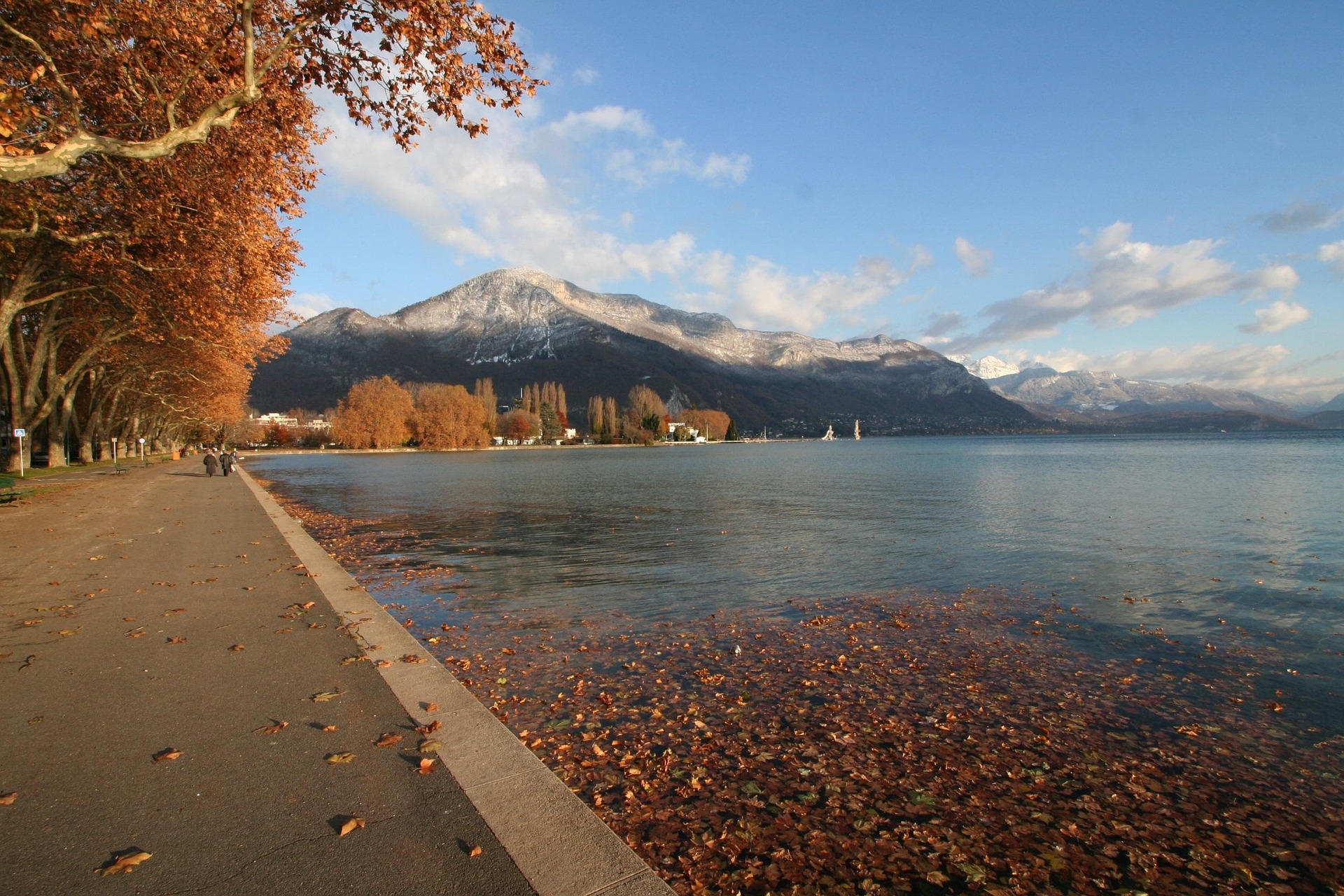 Le Pâquier avec le lac d'Annecy en arrière-plan