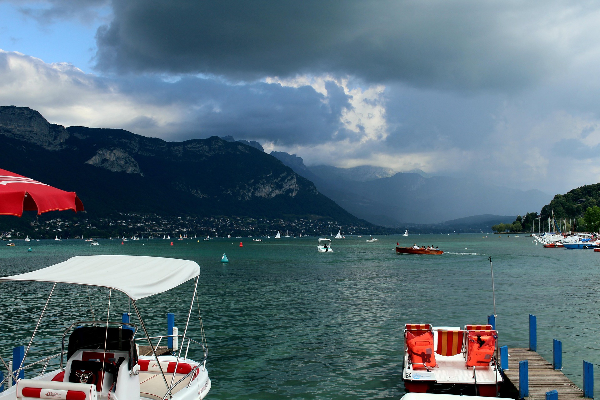Pédalo sur le lac d'Annecy