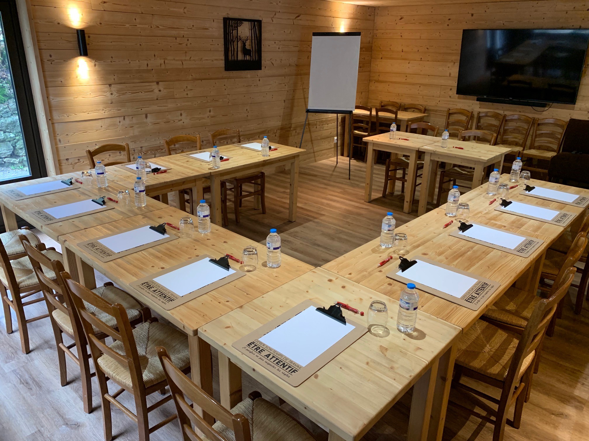 Salle de séminaire en configuration journée d'étude