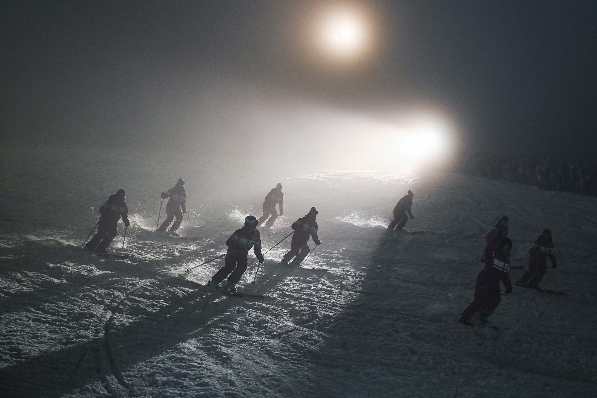 Pistes de ski illuminées la nuit